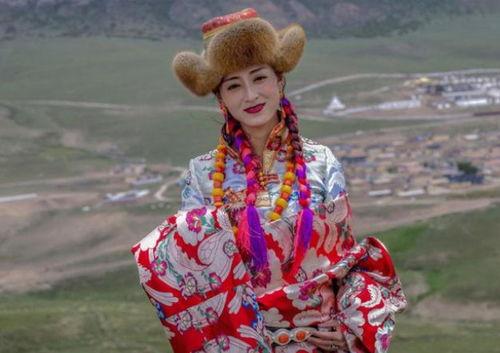 网红吃瓜藏族女孩视频,揭秘藏地风情与网络魅力  第1张